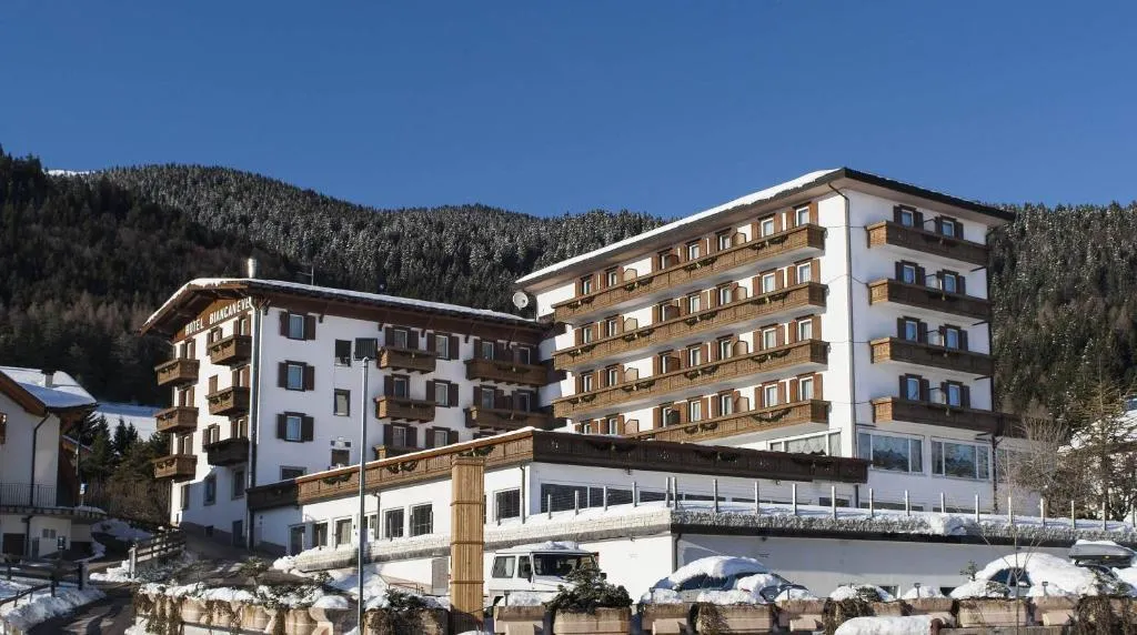 6denní zájezd (denní přejezd) s dopravou, polopenzí a skipasem v ceně – hotel Biancaneve