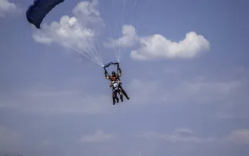 Tandemový seskok padákem