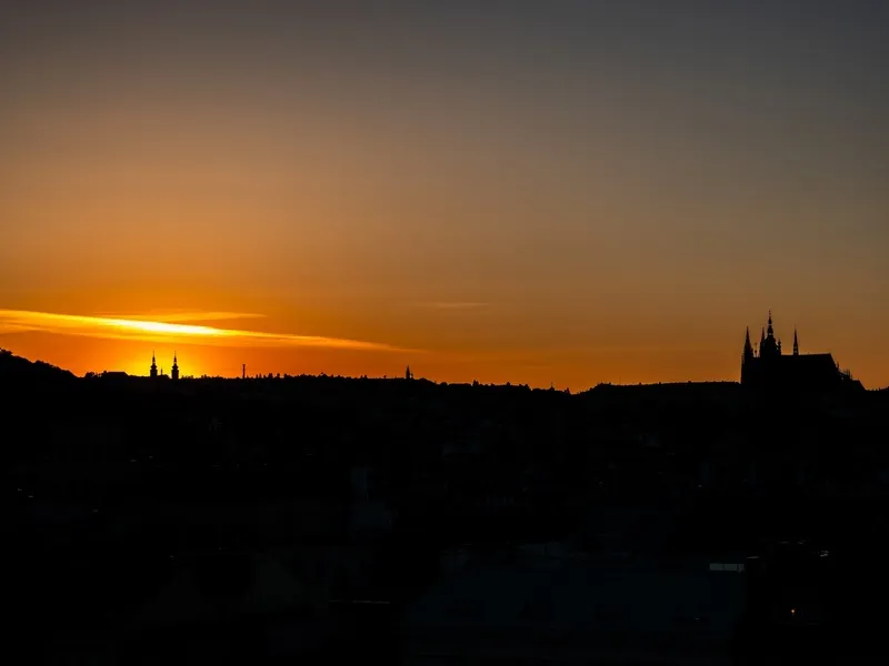 Čtyři koktejly, něco dobrého k zakousnutí a výhled na Prahu