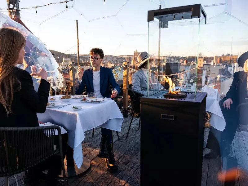 Tři chody, výrazné chutě a atmosféra Sky Baru nad Prahou