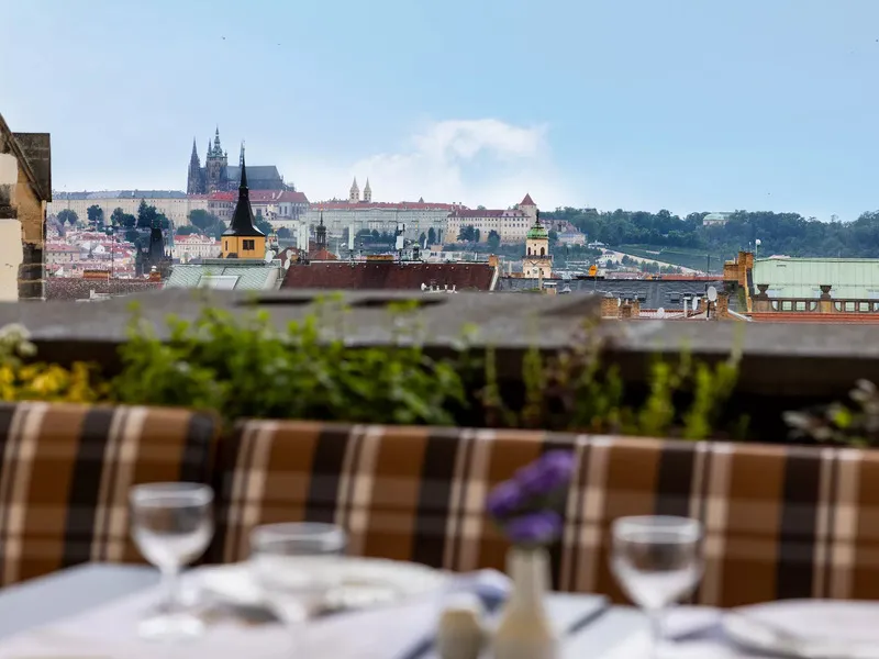 Tři chody, výrazné chutě a atmosféra Sky Baru nad Prahou