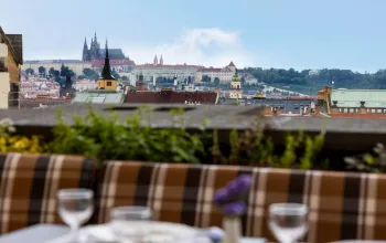 Tři chody, výrazné chutě a atmosféra Sky Baru nad Prahou