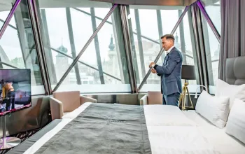 Noc v Tančícím domě s tříchodovou večeří pro 2