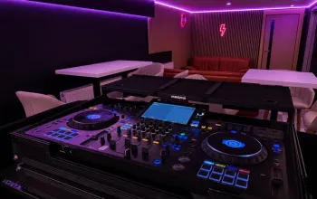 Vyzkoušejte si práci profesionálního DJe v moderním hudebním studiu