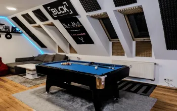 Vyzkoušejte si práci profesionálního DJe v moderním hudebním studiu
