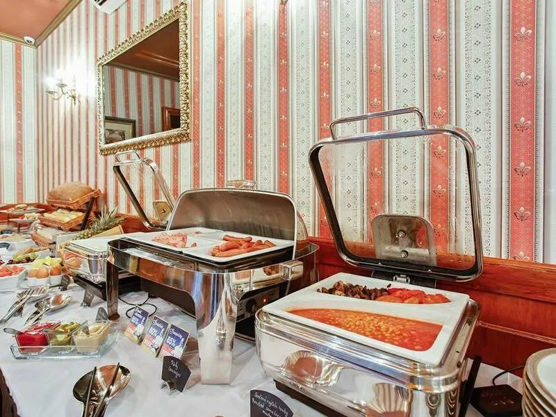Noc na zámku Chateau St. Havel + 6chodové menu pro 2, Praha