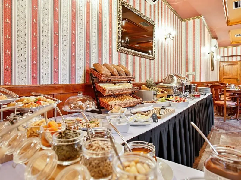 Noc na zámku Chateau St. Havel + 6chodové menu pro 2, Praha