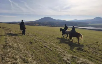 Objevte kouzlo přírody ze sedla koně
