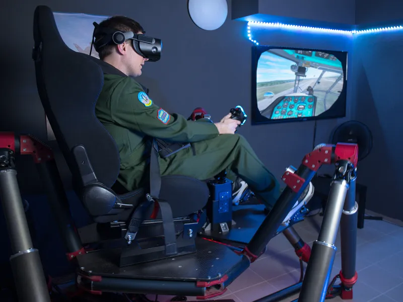 Pohyblivý letecký simulátor s VR
