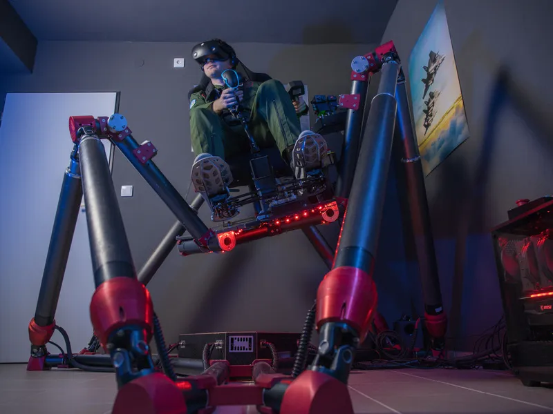 Pohyblivý letecký simulátor s VR