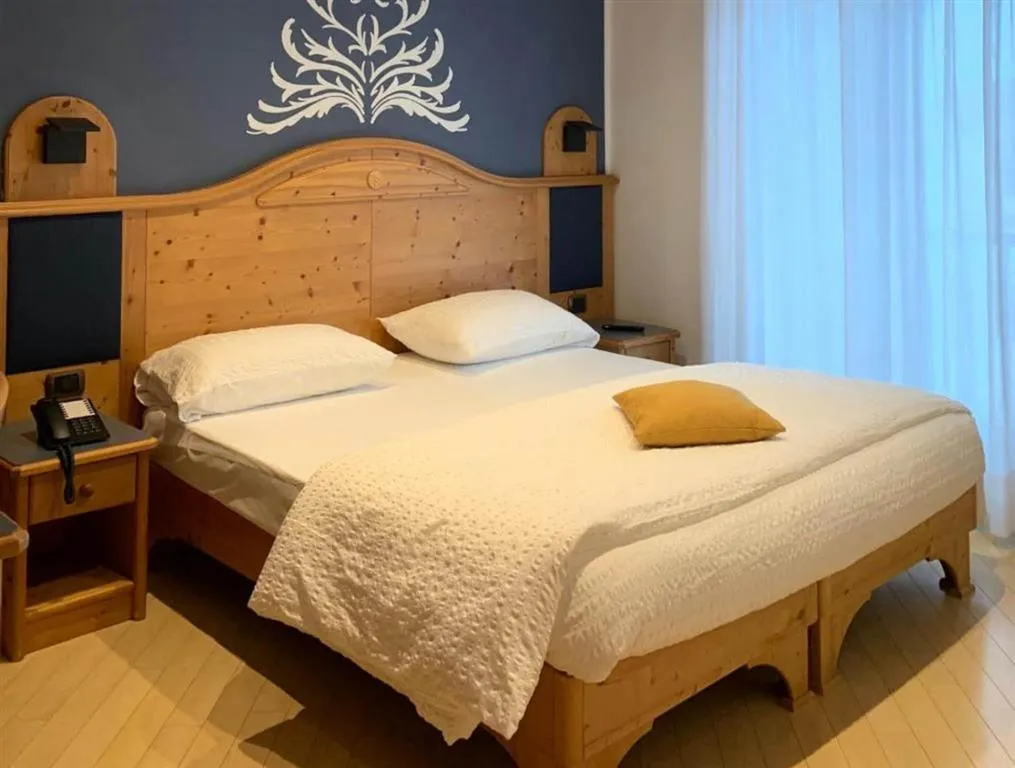 6denní zájezd (denní přejezd) s dopravou, polopenzí a skipasem ceně – hotel La Bussola