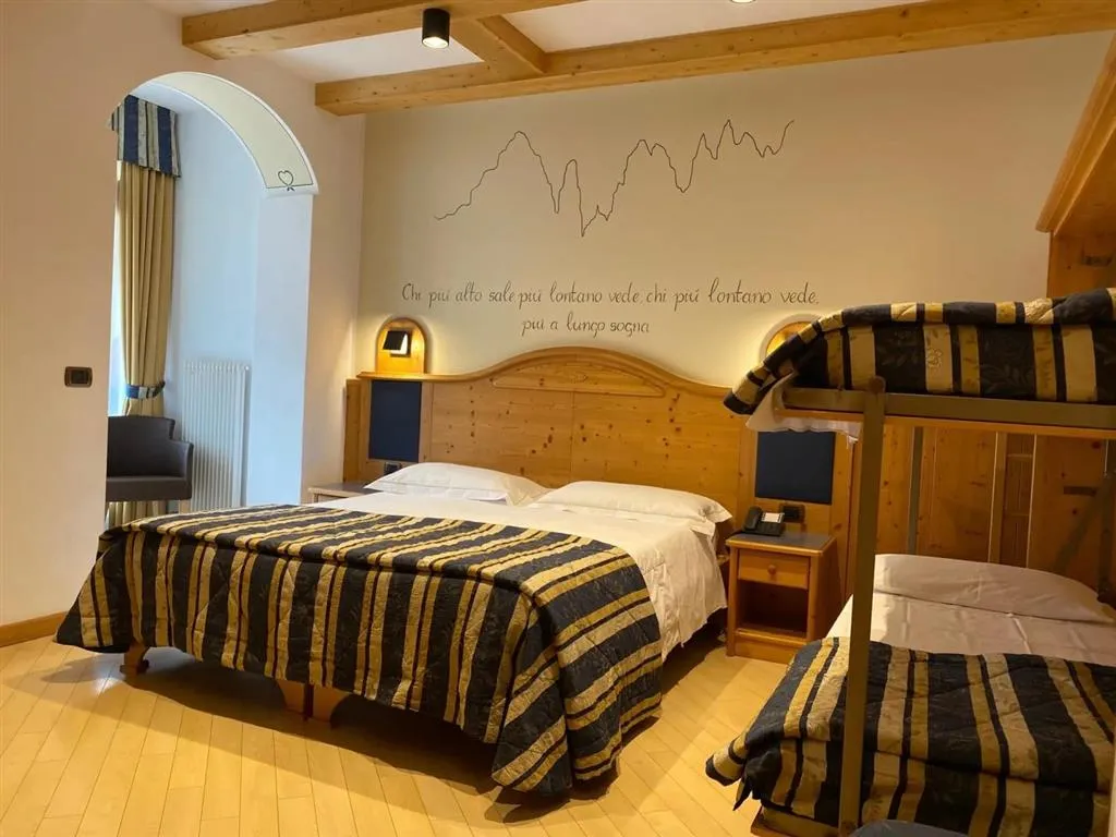 6denní zájezd (denní přejezd) s dopravou, polopenzí a skipasem ceně – hotel La Bussola