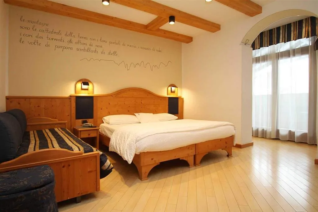6denní zájezd (denní přejezd) s dopravou, polopenzí a skipasem ceně – hotel La Bussola