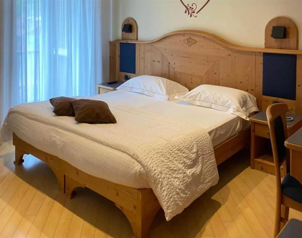 6denní zájezd (denní přejezd) s dopravou, polopenzí a skipasem ceně – hotel La Bussola