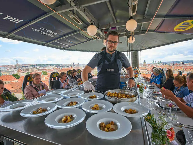 Luxusní obědové menu v oblacích nad Prahou