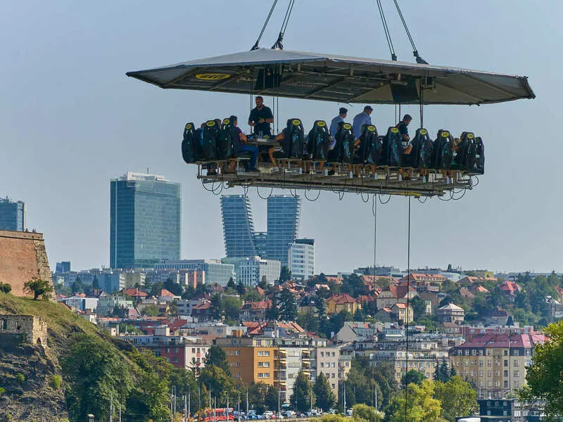 Luxusní obědové menu v oblacích nad Prahou