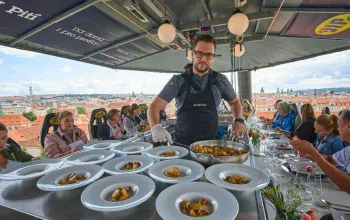 Luxusní obědové menu v oblacích nad Prahou