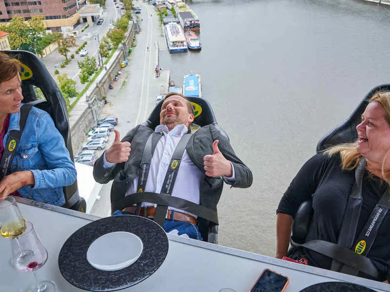 Luxusní obědové menu v oblacích nad Prahou