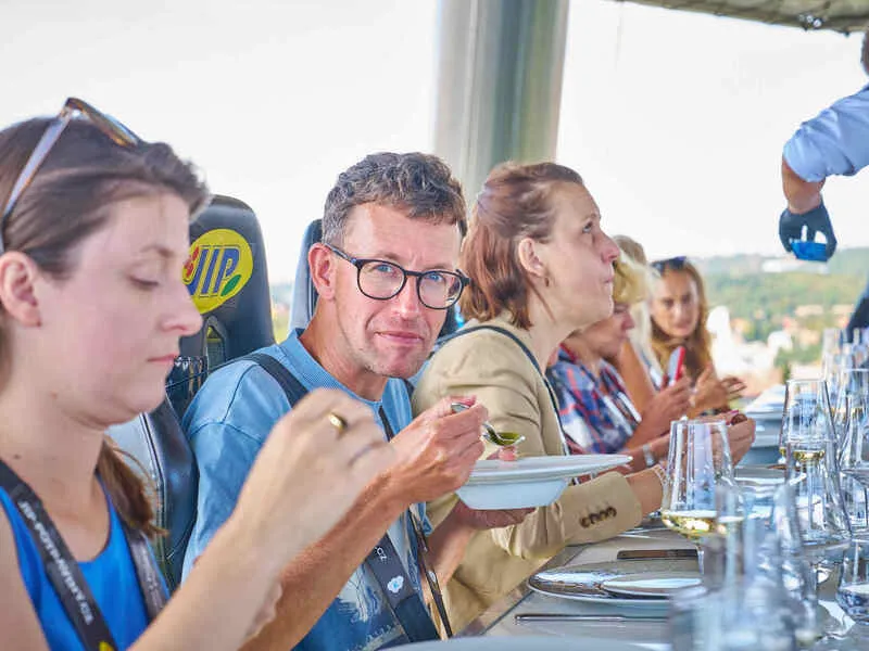 Tapas & Cava ve výšce nad Prahou