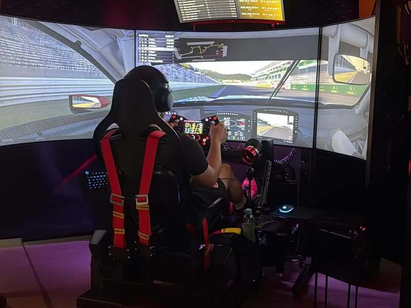 Profesionální závodní simulátor plný adrenalinu