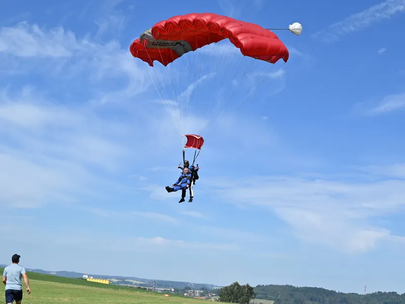Tandemový seskok padákem