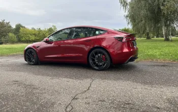 Jízda Teslou Model 3 – Performance highland 24 na polygonu v Hradci Králové