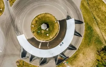 Jízda Teslou Model 3 – Performance highland 24 na polygonu v Hradci Králové
