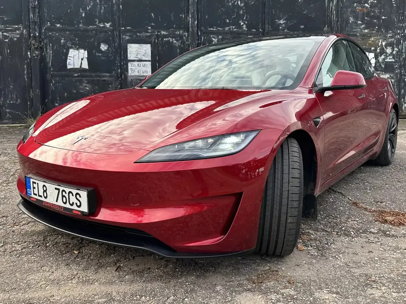 Jízda Teslou Model 3 – Performance highland 24 na polygonu v Hradci Králové