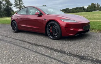 Jízda Teslou Model 3 – Performance highland 24 na polygonu v Hradci Králové