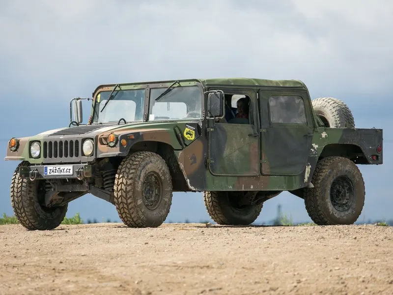 Projížďka v terénním vojenském HUMVEE
