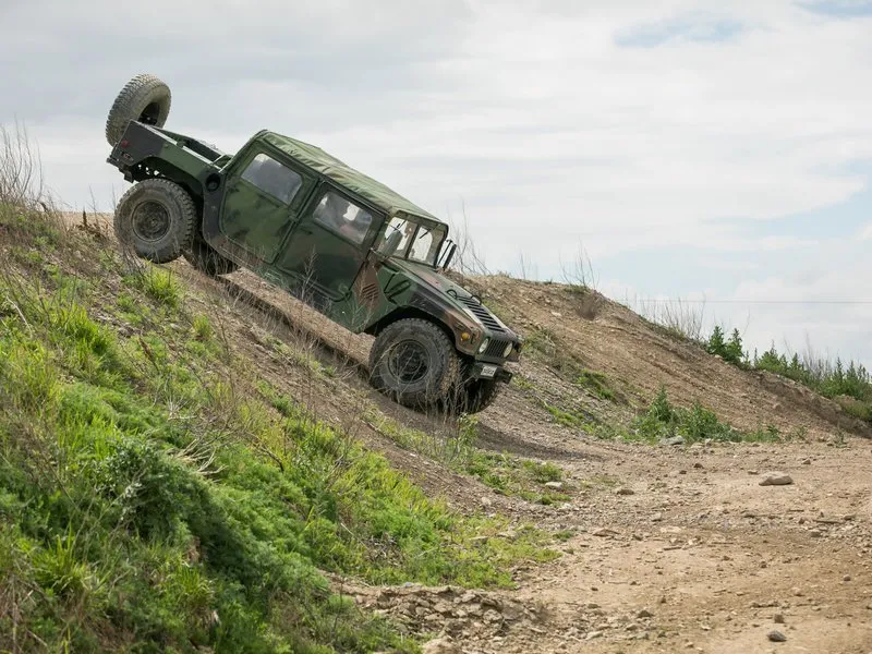 Projížďka v terénním vojenském HUMVEE