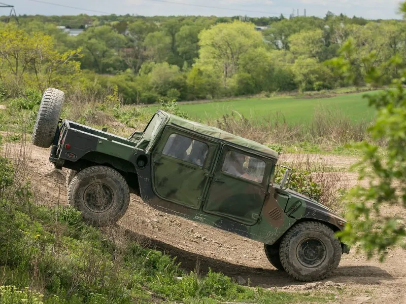Projížďka v terénním vojenském HUMVEE