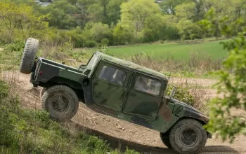 Projížďka v terénním vojenském HUMVEE