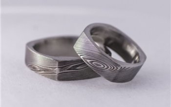 KREDUM® Hynek Kalista Pánský kovaný prsten Damasteel Kulatýčtvereček - velikost 65 - KS1021-65